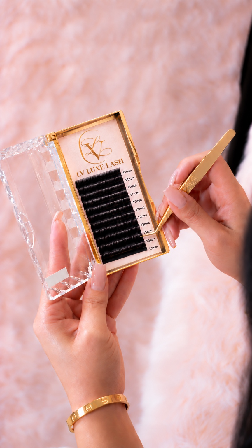 Close view of the LV Luxe Lash tray and lashes